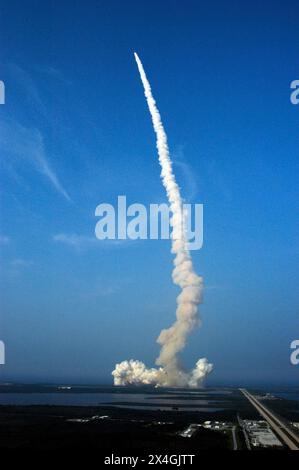 Décollage de la navette spatiale Endeavour de l'aire de lancement 39A, le 22e vol de navette vers la Station spatiale internationale. Banque D'Images