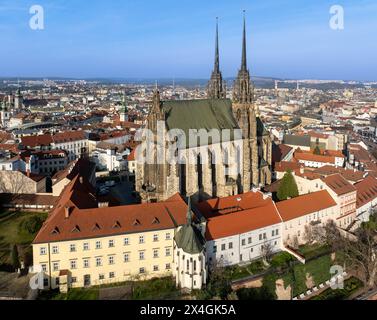 Brno, Tchéquie. Cathédrale catholique romaine active de Saint Pierre et Paul. À l'origine médiévale dans le style gothique, puis de nombreuses rénovations, de hautes tours ajoutées Banque D'Images