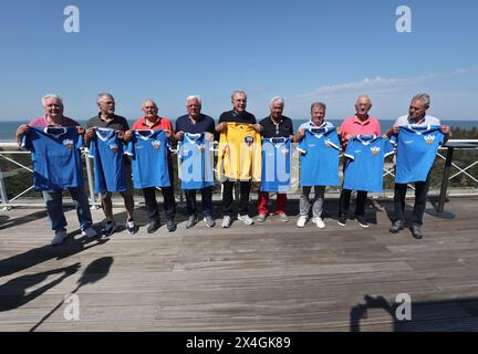 Dierhagen, Allemagne. 03 mai 2024. Les joueurs de la Coupe du monde de l'équipe nationale de la RDA 1974 se réunissent au Strandhotel Fischland à Dierhagen pour célébrer le 50e anniversaire en mer Baltique. Sur la photo d'équipe, Gerd Kische (g-d), Lothar Kurbjuweit, Erich Hamann, Wolfgang Seguin, Jürgen Croy, Jürgen Sparwasser, Martin Hoffmann, Harald Irmscher et Rüdiger Schnuphase sont ensemble. Crédit : Danny Gohlke/dpa/Alamy Live News Banque D'Images