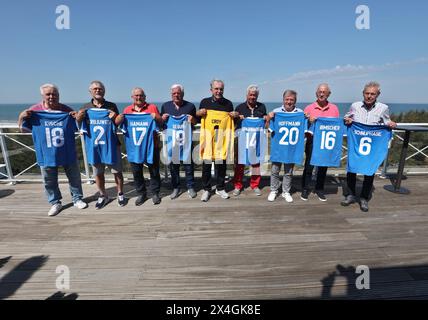 Dierhagen, Allemagne. 03 mai 2024. Les joueurs de la Coupe du monde de l'équipe nationale de la RDA 1974 se réunissent au Strandhotel Fischland à Dierhagen pour célébrer le 50e anniversaire en mer Baltique. Sur la photo d'équipe, Gerd Kische (g-d), Lothar Kurbjuweit, Erich Hamann, Wolfgang Seguin, Jürgen Croy, Jürgen Sparwasser, Martin Hoffmann, Harald Irmscher et Rüdiger Schnuphase sont ensemble. Crédit : Danny Gohlke/dpa/Alamy Live News Banque D'Images