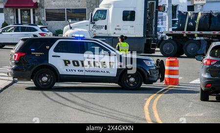 NORWALK, CT, USA- 2 MAI 2024 : trafic sur Post Road Road Road 1 à Norwal après un accident de remorque le matin sur I 95 Un incendie de tracteur-remorque a fermé les deux côtés Banque D'Images