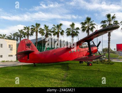 Red Nanchang y-5, Antonov an.2, ancien avion militaire de l'armée de l'air albanaise, aéroport international de Tirana, Albanie Banque D'Images