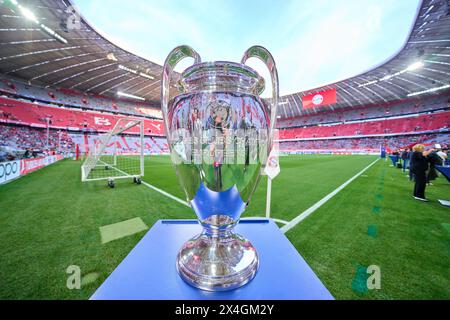 Ligue des champions Pokal, Trophée, Pott, cérémonie, dans le match de demi-finale FC BAYERN MUENCHEN - REAL MADRID 2-2 de football UEFA Champions League dans la saison 2023/2024 à Munich, le 30 avril 2024. Halbfinale,, FCB, München © Peter Schatz / Alamy Live News Banque D'Images