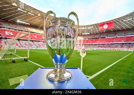 Ligue des champions Pokal, Trophée, Pott, cérémonie, dans le match de demi-finale FC BAYERN MUENCHEN - REAL MADRID 2-2 de football UEFA Champions League dans la saison 2023/2024 à Munich, le 30 avril 2024. Halbfinale,, FCB, München © Peter Schatz / Alamy Live News Banque D'Images