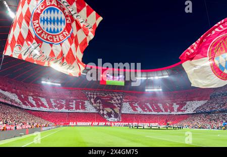 Les fans de l'Allianz Arena choréo pour Franz Beckenbauer dans le match de demi-finale FC BAYERN MUENCHEN - REAL MADRID 2-2 de football UEFA Champions League dans la saison 2023/2024 à Munich, le 30 avril 2024. Halbfinale,, FCB, München © Peter Schatz / Alamy Live News Banque D'Images