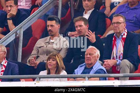 Julian Nagelsmann (m) , Bundestrainer, Nationaltrainer, Sandro Wagner (l) entraîneur assistant DFB Dr Olaf Meinking (o-l), Manager und Berater von Thomas Tuchel, dans le match de demi-finale FC BAYERN MUENCHEN - REAL MADRID 2-2 de football UEFA Champions League dans la saison 2023/2024 à Munich, le 30 avril 2024. Halbfinale,, FCB, München © Peter Schatz / Alamy Live News Banque D'Images