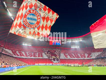 Les fans de l'Allianz Arena choréo pour Franz Beckenbauer dans le match de demi-finale FC BAYERN MUENCHEN - REAL MADRID 2-2 de football UEFA Champions League dans la saison 2023/2024 à Munich, le 30 avril 2024. Halbfinale,, FCB, München © Peter Schatz / Alamy Live News Banque D'Images