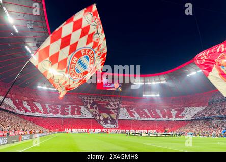 Les fans de l'Allianz Arena choréo pour Franz Beckenbauer dans le match de demi-finale FC BAYERN MUENCHEN - REAL MADRID 2-2 de football UEFA Champions League dans la saison 2023/2024 à Munich, le 30 avril 2024. Halbfinale,, FCB, Muenchen photographe : ddp images / STAR-images Banque D'Images