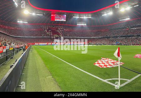 Fans du FCB avec choréo pour Franz Beckenbauer dans le match demi-finale FC BAYERN MUENCHEN - REAL MADRID 2-2 de football UEFA Champions League dans la saison 2023/2024 à Munich, le 30 avril 2024. Halbfinale,, FCB, Muenchen photographe : ddp images / STAR-images Banque D'Images