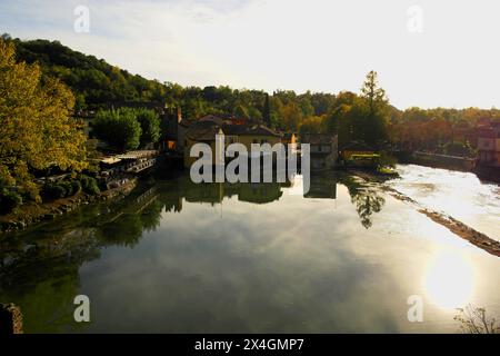 Vue du pont Visconteo à Borghetto sur la rivière Mincio. 22 octobre 2023 Borghetto, Vénétie, Italie Banque D'Images