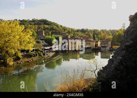 Vue du pont Visconteo à Borghetto sur la rivière Mincio. 22 octobre 2023 Borghetto, Vénétie, Italie Banque D'Images