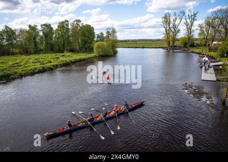 Rameurs sur la rivière Hamme entre Osterholz-Scharnbeck et Worpswede, Teufelsmoor, basse-Saxe, Allemagne. Ruderer auf der Hamme zwischen Osterholz-Sch Banque D'Images