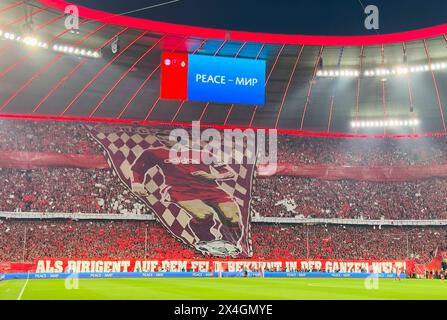 Les fans de l'Allianz Arena choréo pour Franz Beckenbauer dans le match de demi-finale FC BAYERN MUENCHEN - REAL MADRID 2-2 de football UEFA Champions League dans la saison 2023/2024 à Munich, le 30 avril 2024. Halbfinale,, FCB, Muenchen photographe : ddp images / STAR-images Banque D'Images