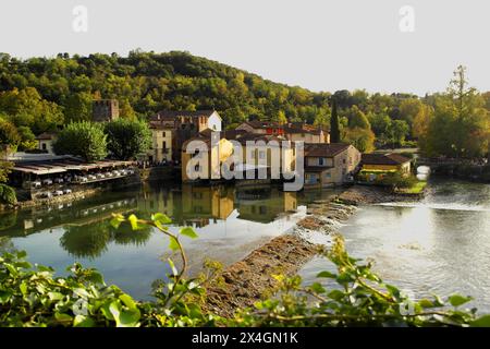 Vue du pont Visconteo à Borghetto sur la rivière Mincio. 22 octobre 2023 Borghetto, Vénétie, Italie Banque D'Images