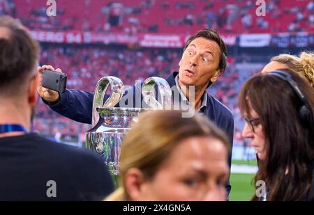 Sebastian HELLMANN, Sky Moderator Selfie avec Champions League Pokal, Trophaee, Pott, Ceremony, dans le match demi-finale FC BAYERN MUENCHEN - REAL MADRID 2-2 de football UEFA Champions League dans la saison 2023/2024 à Munich, le 30 avril 2024. Halbfinale,, FCB, Muenchen photographe : ddp images / STAR-images Banque D'Images