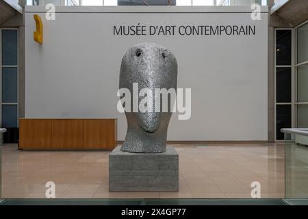 Nîmes, France - 04 17 2024 : vue sur l’escalier principal du carré d’Art, musée d’art contemporain Banque D'Images