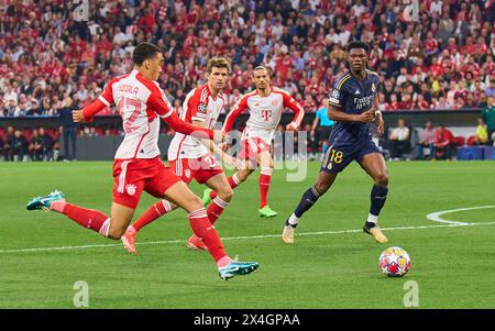 Munich, Allemagne. 30 avril 2024. Jamal MUSIALA, FCB 42 Thomas MUELLER, Mueller, FCB 25 Leroy SANE, FCB 10 Competition for the ball, Tackling, duel, header, zweikampf, action, combat contre Aurelien Tchouameni, Real Madrid 18 dans le match demi-finale FC BAYERN MUENCHEN - REAL MADRID 2-2 de football UEFA Champions League dans la saison 2023/2024 à Munich, le 30 avril 2024. Halbfinale, FCB, Muenchen photographe : ddp images/STAR-images crédit : ddp Media GmbH/Alamy Live News Banque D'Images