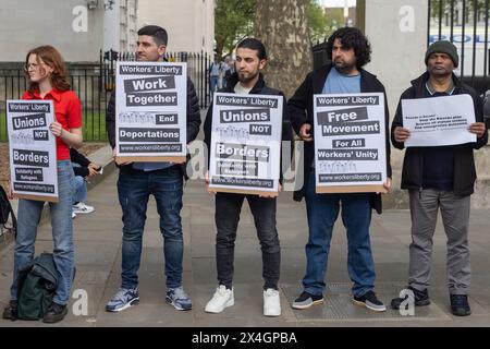 Londres, Royaume-Uni. 1er mai 2024. Les gens manifestent devant Downing Street contre le projet de loi sur la sécurité du Rwanda récemment adopté par le gouvernement britannique et les projets de vols d'expulsion. La manifestation d'urgence, menée par des groupes de réfugiés irakiens et iraniens et à laquelle ont participé des syndicalistes, la campagne travailliste pour la libre circulation et d'autres organisations de réfugiés, a appelé à l'arrêt immédiat du plan d'expulsion du Rwanda, à la libération de tous les demandeurs d'asile détenus et à la fin de la détention des immigrants. Crédit : Mark Kerrison/Alamy Live News Banque D'Images