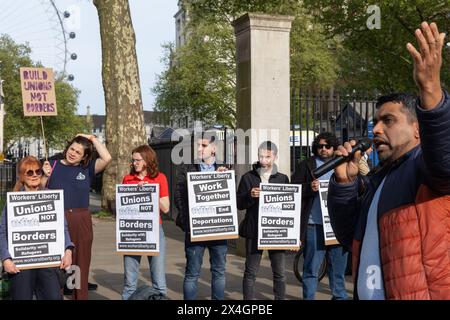 Londres, Royaume-Uni. 1er mai 2024. Les gens manifestent devant Downing Street contre le projet de loi sur la sécurité du Rwanda récemment adopté par le gouvernement britannique et les projets de vols d'expulsion. La manifestation d'urgence, menée par des groupes de réfugiés irakiens et iraniens et à laquelle ont participé des syndicalistes, la campagne travailliste pour la libre circulation et d'autres organisations de réfugiés, a appelé à l'arrêt immédiat du plan d'expulsion du Rwanda, à la libération de tous les demandeurs d'asile détenus et à la fin de la détention des immigrants. Crédit : Mark Kerrison/Alamy Live News Banque D'Images