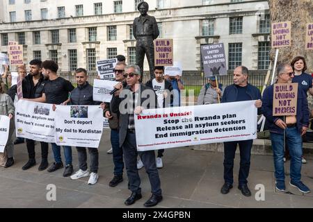 Londres, Royaume-Uni. 1er mai 2024. Les gens manifestent devant Downing Street contre le projet de loi sur la sécurité du Rwanda récemment adopté par le gouvernement britannique et les projets de vols d'expulsion. La manifestation d'urgence, menée par des groupes de réfugiés irakiens et iraniens et à laquelle ont participé des syndicalistes, la campagne travailliste pour la libre circulation et d'autres organisations de réfugiés, a appelé à l'arrêt immédiat du plan d'expulsion du Rwanda, à la libération de tous les demandeurs d'asile détenus et à la fin de la détention des immigrants. Crédit : Mark Kerrison/Alamy Live News Banque D'Images