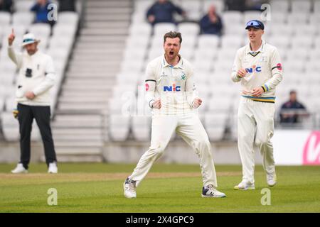 Dan Moriarty du Yorkshire célèbre avoir pris le guichet de Billy Root de Glamorgan capturé par Finlay Bean du Yorkshire lors du match de Vitality County Championship Division 2 Yorkshire vs Glamorgan au Headingley Cricket Ground, Leeds, Royaume-Uni, 3 mai 2024 (photo de Craig Thomas/News images) Banque D'Images