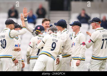 Dan Moriarty du Yorkshire célèbre avoir pris le guichet de Billy Root de Glamorgan capturé par Finlay Bean du Yorkshire lors du match de Vitality County Championship Division 2 Yorkshire vs Glamorgan au Headingley Cricket Ground, Leeds, Royaume-Uni, 3 mai 2024 (photo de Craig Thomas/News images) Banque D'Images