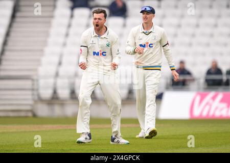 Dan Moriarty du Yorkshire célèbre avoir pris le guichet de Billy Root de Glamorgan capturé par Finlay Bean du Yorkshire lors du match de Vitality County Championship Division 2 Yorkshire vs Glamorgan au Headingley Cricket Ground, Leeds, Royaume-Uni, 3 mai 2024 (photo de Craig Thomas/News images) Banque D'Images