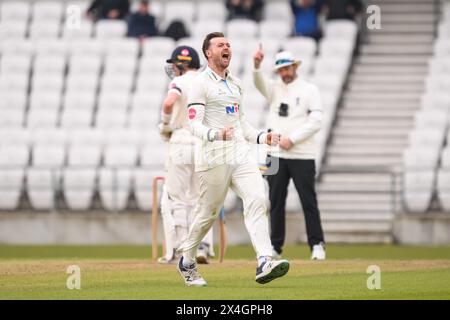 Dan Moriarty du Yorkshire célèbre avoir pris le guichet de Billy Root de Glamorgan attrapé par Finlay Bean du Yorkshire lors du match de Vitality County Championship Division 2 Yorkshire vs Glamorgan au Headingley Cricket Ground, Leeds, Royaume-Uni, 3 mai 2024 (photo de Craig Thomas/News images), le 5/3/2024. (Photo de Craig Thomas/News images/SIPA USA) crédit : SIPA USA/Alamy Live News Banque D'Images