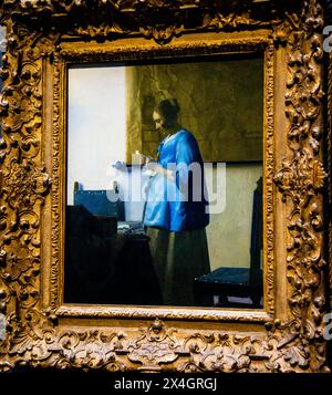 Femme en bleu lisant une lettre, Johannes Vermeer, Rijksmuseum, Amsterdam, pays-Bas. Banque D'Images