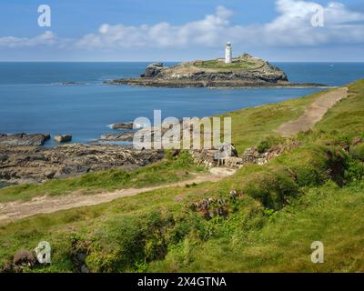 Le sentier de la côte sud-ouest passe devant le phare de Godrevy, un point de repère bien connu sur la côte de Cornouailles. Banque D'Images