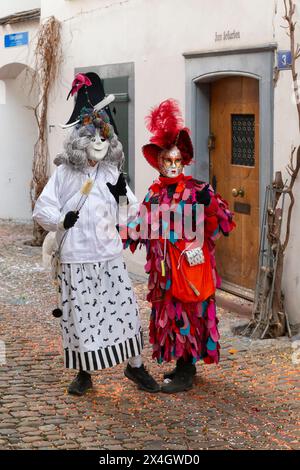 Bâle, Suisse - 20 février 24. Couple de carnaval posant Banque D'Images