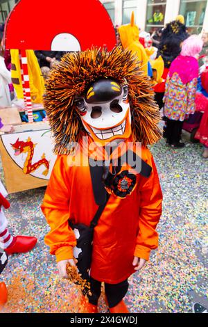 Bâle, Suisse - 20 février 24. Costume de carnaval orange Banque D'Images