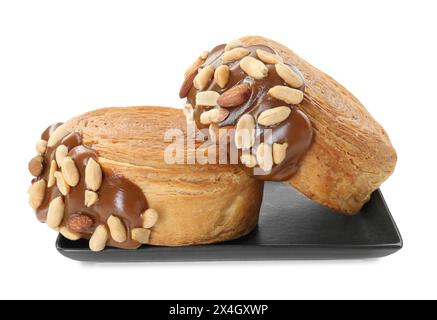 Croissants ronds avec pâte de chocolat et noix isolés sur blanc. Pâte feuilletée savoureuse Banque D'Images