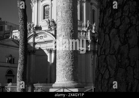 Rome, Italie, 19 avril 2024 noir et blanc, colonne de Trajan, le monument décrit la guerre entre les Romains et les Daces 101-106 A.D. Banque D'Images