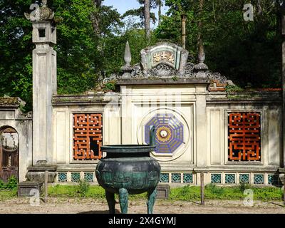 Réplique d’un « Dinh », ou temple communal vietnamien, de la province de tu-Dau-mot. « Temple de la Justice » avec portique écran, Paris, France. Banque D'Images