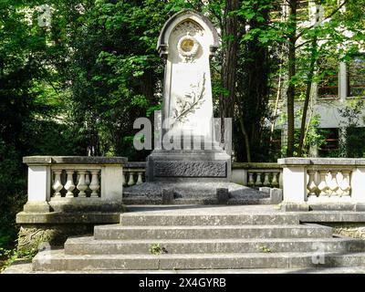 Monument à la mémoire des chrétiens Indochins morts en combattant pour la France, situé dans le jardin de l'Agronomie tropicale, Paris, France. Banque D'Images