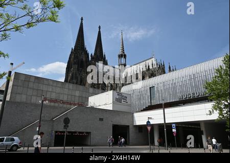 Kölner Dom mit Baustelle Römisch germanisches Museum und dem Museum Ludwig. *** Cathédrale de Cologne avec chantier du Musée romano-germanique et du Musée Ludwig Banque D'Images