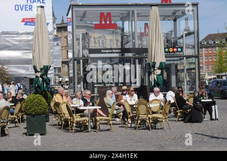 Copenhague/ Danemark/03 mai 2024/repas et boissons à l'extérieur, café et gâteaux sur hojbro plads et stroget dans la capitale danoise. (Photo. Francis Joseph Dean/Dean Pictures)( pas pour usage commercial ) Banque D'Images