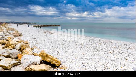 Panorama de la plage de pierre à la mer à Marina di Pisa, Italie Banque D'Images