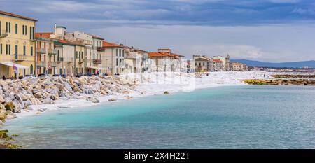 Panorama de maisons colorées à la mer à Marina di Pisa, Italie Banque D'Images