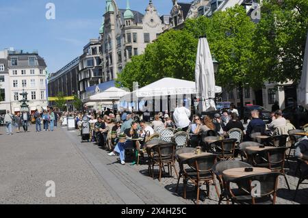 Copenhague/ Danemark/03 mai 2024/repas et boissons à l'extérieur, café et gâteaux sur hojbro plads et stroget dans la capitale danoise. Photo. Francis Joseph Dean/Dean images non destinées à un usage commercial Banque D'Images