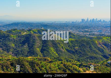 Superbe vue panoramique sur l'emblématique Griffith Park avec l'Observatoire et la ville tentaculaire de Los Angeles. Banque D'Images