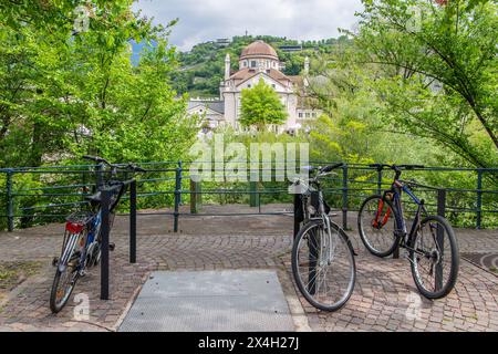 Merano Kurhaus et le théâtre sont situés sur la promenade passer. Heure du printemps. Merano dans le Tyrol du Sud, Trentin Haut-Adige, Italie du Nord, Europe, avril Banque D'Images