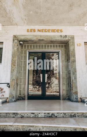 Nice, France - 26 août 2023 : la résidence 'les Nereides', un complexe immobilier construit en 1955, situé dans le quartier du Mont Boron à Nice. Banque D'Images