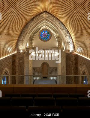 Vue surélevée depuis la galerie avec plafond voûté et vitrail. Abney Park Chapel, Londres, Royaume-Uni. Architecte : Kaner Olette Architec Banque D'Images