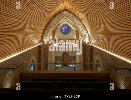 Vue surélevée depuis la galerie avec plafond voûté et vitrail. Abney Park Chapel, Londres, Royaume-Uni. Architecte : Kaner Olette Architec Banque D'Images