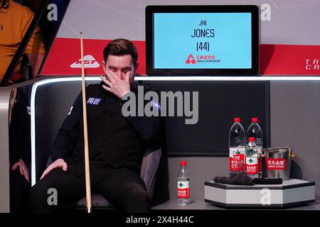 Jak Jones réagit lors de leur demi-finale face à Stuart Bingham (non photographié) le quatorzième jour du Cazoo World Snooker Championship 2024 au Crucible Theatre, Sheffield. Date de la photo : vendredi 3 mai 2024. Banque D'Images