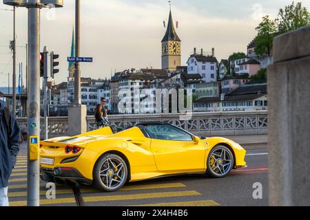 Ferrari Spider unterwegs in der Altstadt, Zürich, 29. Avril 2024 Schweiz, Zürich, avril 2024, Ferrari Fahrer abends unterwegs in der Zürcher Altstadt, fährt mit seinem gelben Ferrari Spider über die Limmat, Rudolf-Brun-Brücke, Autoverkehr, Verkehr, Frühling, *** Ferrari Spider sur la route dans la vieille ville, Zurich, 29 avril 2024 Suisse, Zurich, avril 2024, conducteur Ferrari sur la route dans la soirée dans la vieille ville de Zurichs, conduisant sa Ferrari jaune Spider sur le Limmat, Rudolf Brun Bridge, la circulation automobile, la circulation, le printemps, Banque D'Images