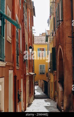 Rues et maisons dans le centre de Villefranche sur mer, sud de la France Banque D'Images