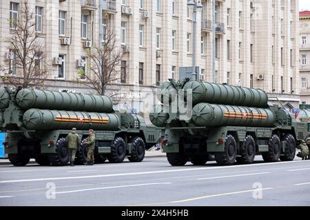 Système de missiles antiaériens S-400 Triumph russe sur la rue Tverskaya lors d'une répétition du défilé de la victoire Banque D'Images